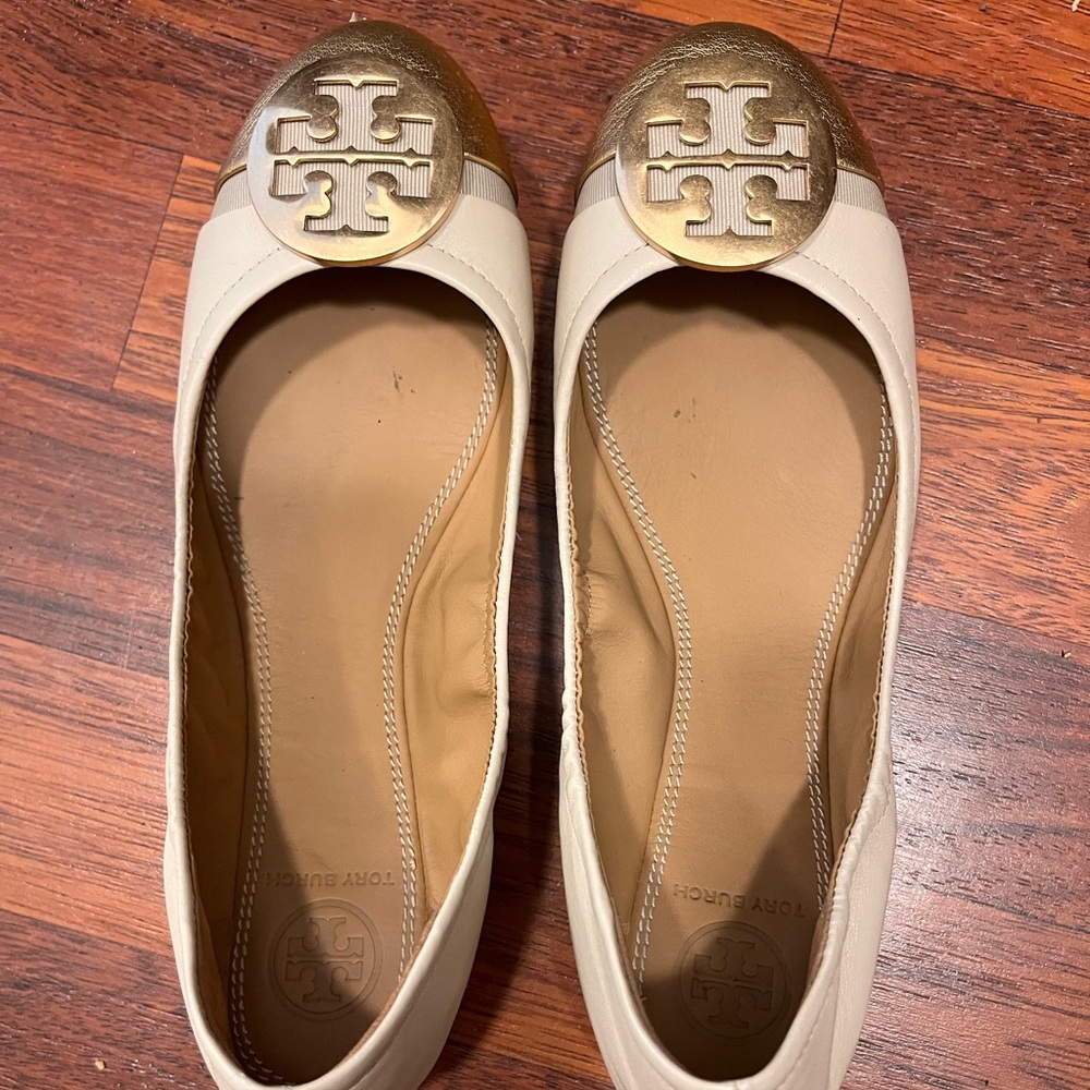 Tory burch dulce de leche cap toe flat size 6